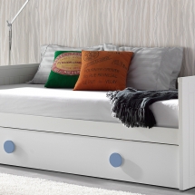 cama-nido-blanca-pomos-azules02